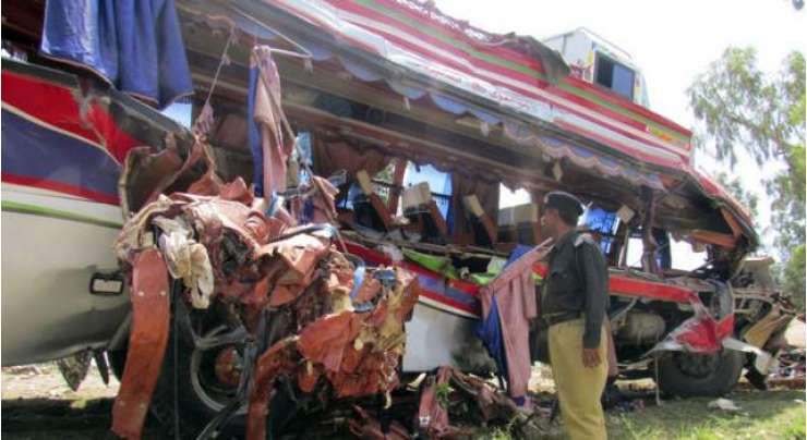 جھنگ میں مسافر بس اورٹرک کے درمیان خونریز تصادم کے نتیجے میں13افراد جاں بحق