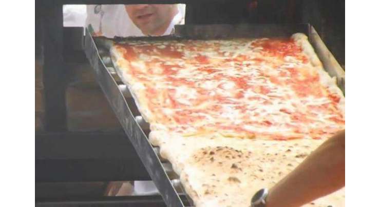 اٹلی کے باورچیوں نے ایک میل  طویل  پیزا بنا کر گینیز بک آف ورلڈ ریکارڈ بنا لیا