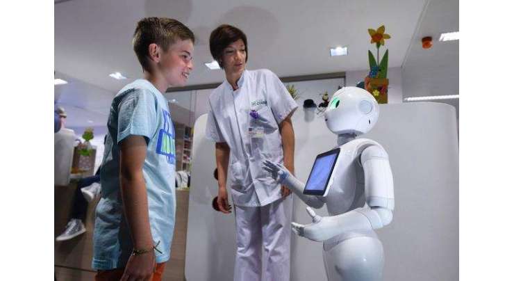 نئے روبوٹ نے ہسپتالوں کے ریسیپشنسٹ کی ملازمتیں بھی چھین لی۔روبوٹ 20 زبانیں جانتاہے