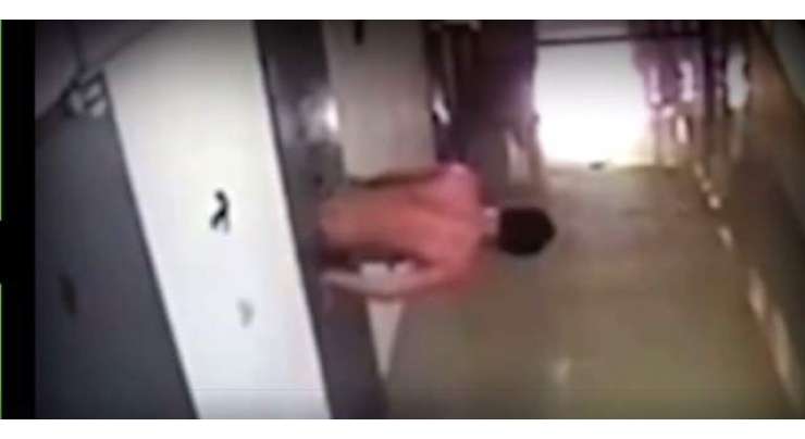 انسان ہے یا سانپ؟ جیل میں کھانا دینے والی کھڑکی سے فرار ہوگیا۔ ویڈیو وائرل