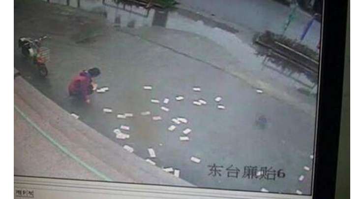 ہوا کا جھونکا چینی شخص کے 30ہزار یوان اڑا لے گیا