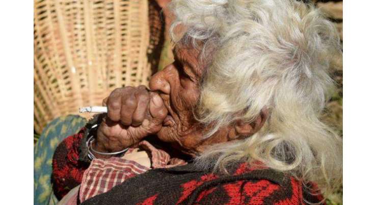112سالہ نیپالی عورت 95سالوں سے ہرروز 30 سگریٹ پیتی ہے