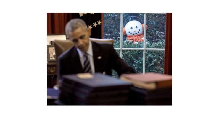 صدر اوباما کے سٹاف کی شرارت۔ صدر کو ڈرانے کے لیے کھڑکی کے ساتھ برفانی آدمی کھڑے کر دئیے