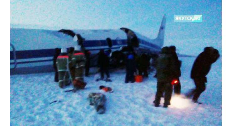 پائلٹ نے سخت برف پر  ہنگامی لینڈنگ کے دوران 3ٹکڑے ہونے والے جہاز کے تمام مسافروں کو بچا لیا