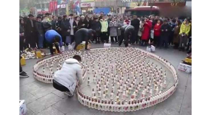 چینی شخص نے دودھ کی 1500 بوتلوں سے پہلے  اپنی دوست کو پروپوز کیا پھر لوگوں کے دل بھی جیت لیے