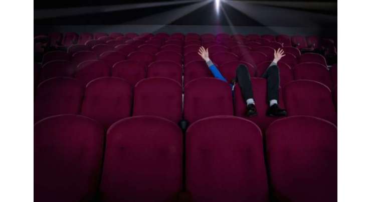 سینما میں سٹار وارز فلم دیکھتے ہوئے سونے والا لڑکا آدھی رات کو اٹھا۔ نقادوں  نے فلم کو ناکام قرار دے دیا