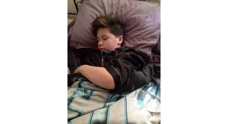 12 سالہ لڑکا مہینوں سوتا رہتا ہے۔ 4 سالوں میں پہلی بار جاگ کر کرسمس منائی