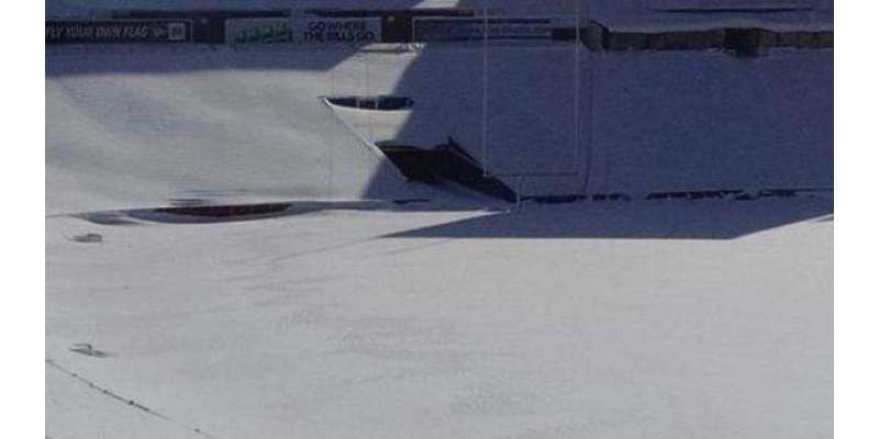 نیویارک، فٹبال شائقین نے سٹیڈیم سے خود برف ہٹا دی