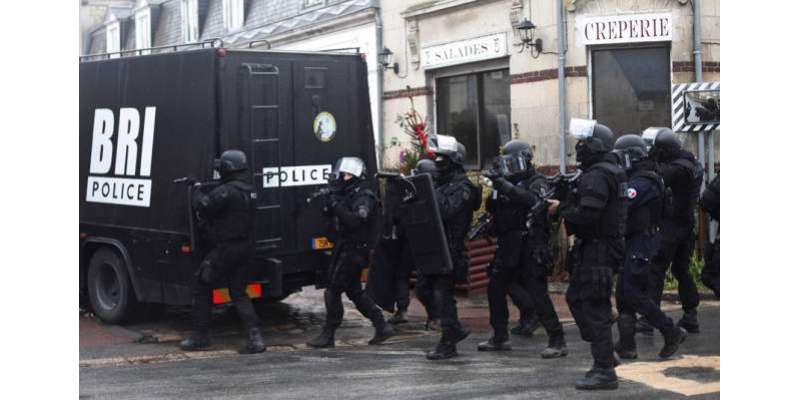 پیرس :  مبینہ خود کش حملہ آور کی پولیس اسٹیشن میں داخل ہونے کی کوشش، ..
