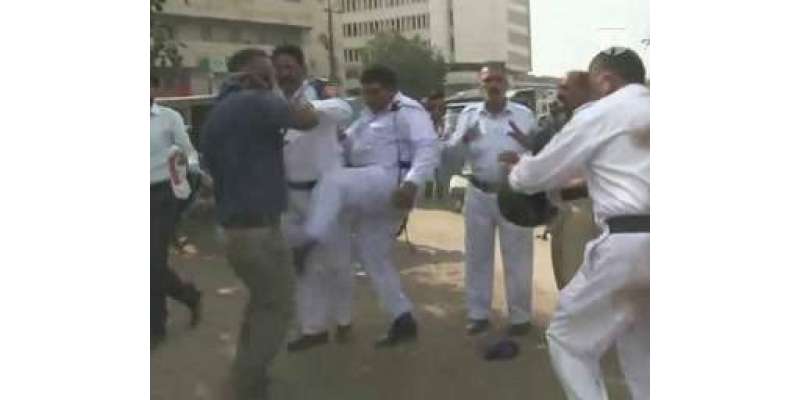 کراچی میں ٹریفک پولیس سے جھگڑا کرنے والا ملزم عدالت میں پیشی سے پہلے ..