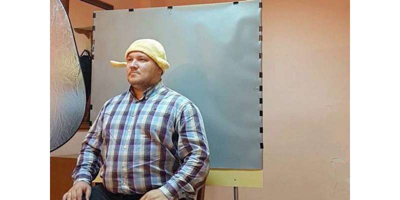 روسی ٹریفک پولیس شدت سے  اس شخص کے ٹوپی اتارنے کی منتظر