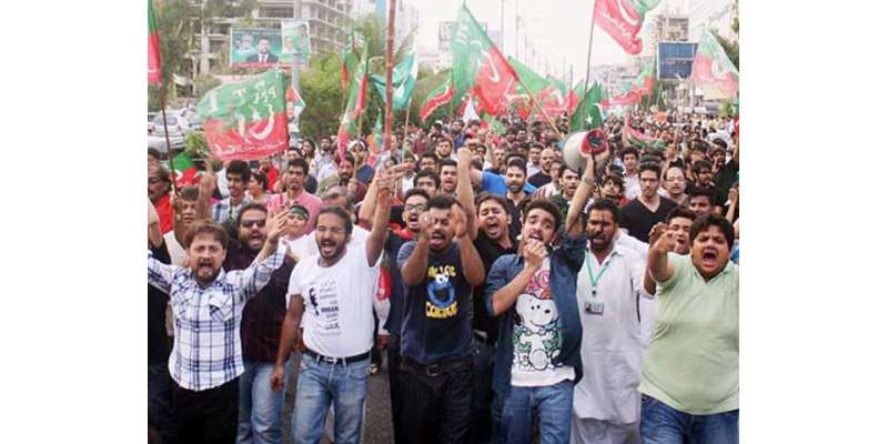 کراچی ‘ عمران خان کے استقبالیہ کیلئے لگائے گئے کیمپ میں رپورٹرز اورکیمرہ ..
