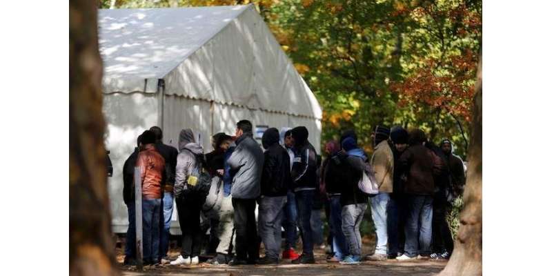 پاکستانی خاتون، 3 بچوں سمیت۔ سپین پہنچنے کیلئے مہاجرین کمیپ یونان پہنچ ..