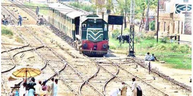 حیدرآباد، ٹنڈوجام کے قریب ریلوے پھاٹک پر وین ٹرین کی زد میں آ گئی