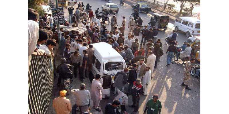 کراچی : بلدیہ ٹاﺅن میں ٹریفک حادثے میں بچی سمیت ایک ہی خاندان کے 5 افراد ..