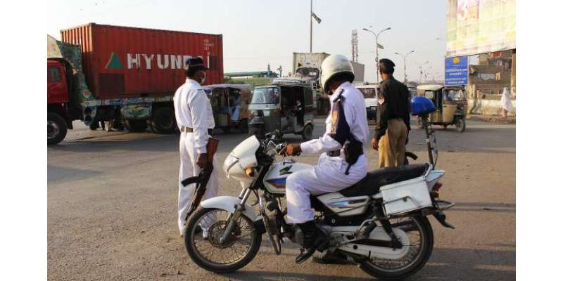 کراچی ٹریفک پولیس کاانوکھا کارنامہ:انسانوں کی گاڑیوں کے بعد اونٹوں ..