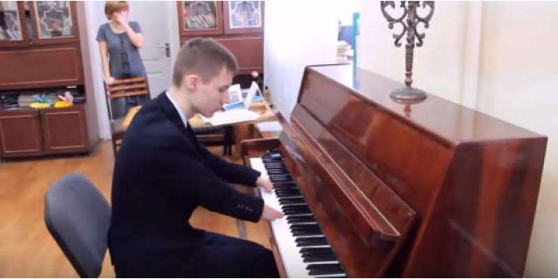 انگلیوں سے پیدائشی معذور لڑکے نے پیانو بجانے میں بہت سوں کو پیچھے چھوڑدیا