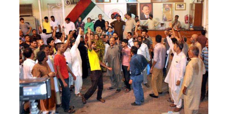 کراچی : ایم کیو ایم کے مرکز نائن زیرو کے باہر کارکنان کا احتجاج