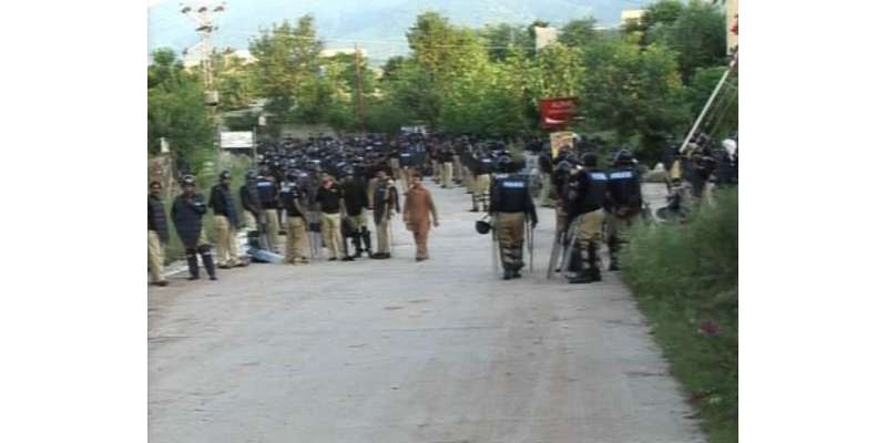 تحریک انصاف کے سربراہ عمران‌ خان کی رہائش گاہ کے باہر احتجاج، مظاہرین ..