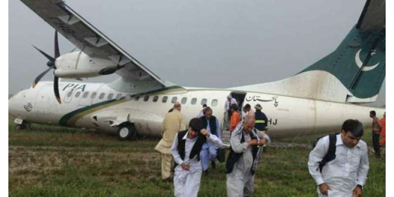 ٹورنٹو سے کراچی آنےو الی پی آئی اے کی پرواز کا طیارہ لینڈنگ کے بعد جیٹی ..