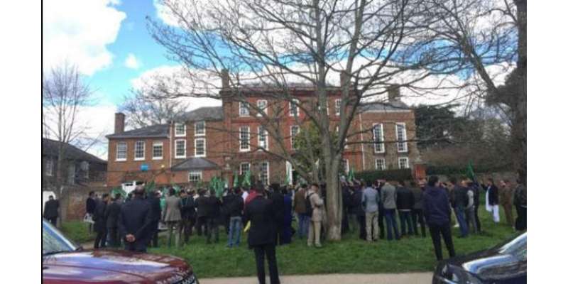 مسلم لیگ ن کے کارکنوں کا لندن میں جمائمہ کے گھر کے باہر احتجاجی مظاہرہ
