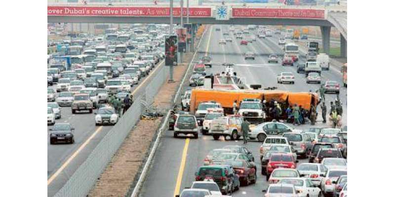 دبئی کی مصروف ترین شاہراہ شیخ زاید روڈ پر حادثہ، زخمیوں کو ہسپتال پنچانے ..