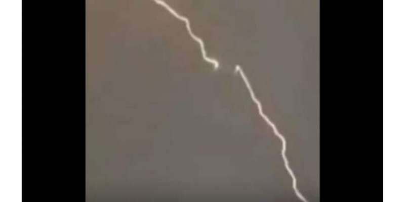 ریاض:سعودی ایئر کا طیارہ آسمانی بجلی کی زد میں آنے سے بال بال بچ گیا