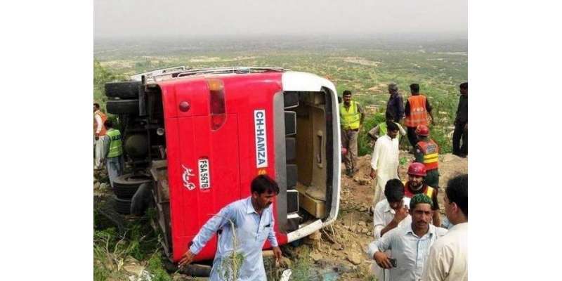 حیدر آباد : انڈس ہائی وے پر مسافر بس الٹنے سے ٹریفک حادثہ ، 10افراد جاں ..