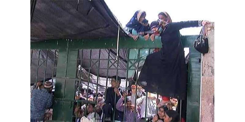 کراچی ، ایکسپو سینٹر میں راشن کی تقسیم کے دوران بدنظمی،متعدد خواتین ..