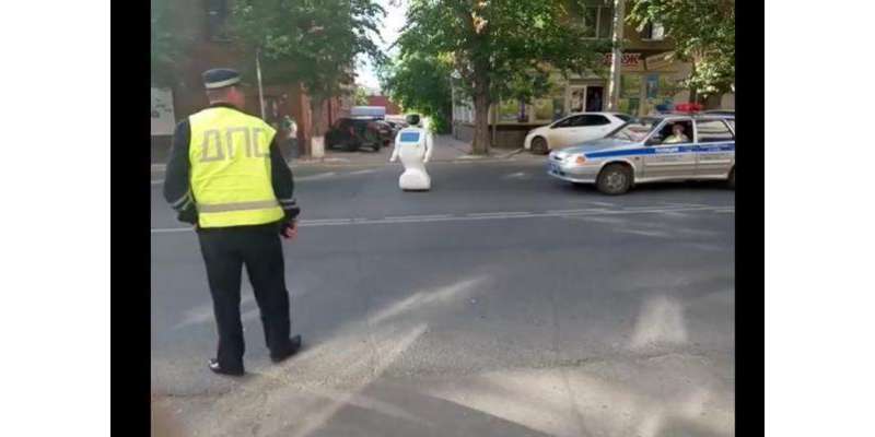 لیباٹری سے فرار ہونے والے روبوٹ نے روسی شہریوں اور پولیس کو پریشان ..