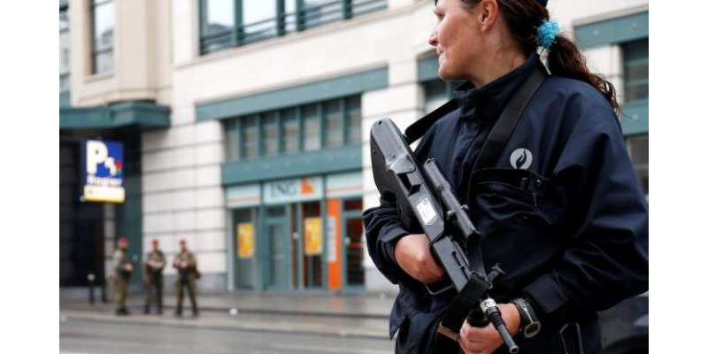 بلجیم کے دارالحکومت برسلز کے شاپنگ سینٹر میں بم کی اطلاع کے بعد پولیس ..