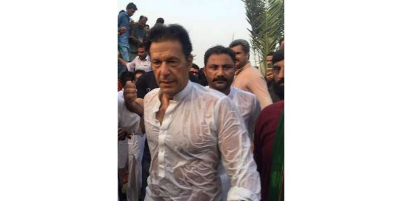 سیالکوٹ جلسے کے دوران عمران خان کی پسینے میں شرابور تصاویر کے سوشل ..