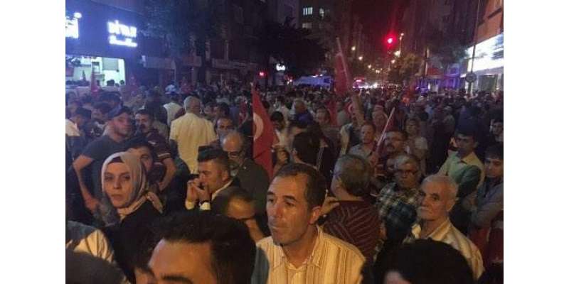 ترک صدر کی اپیل کے بعد عوام سڑکوں پر نکل آئے، متعدد ٹینکوں پر قبضہ