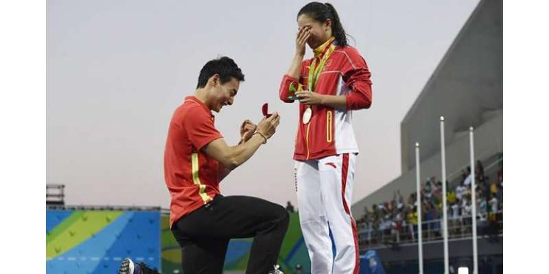 ریو اولمپکس، چینی ڈائیور کو بوائے فرینڈ نے میڈل دئیے جانے کی تقریب ..