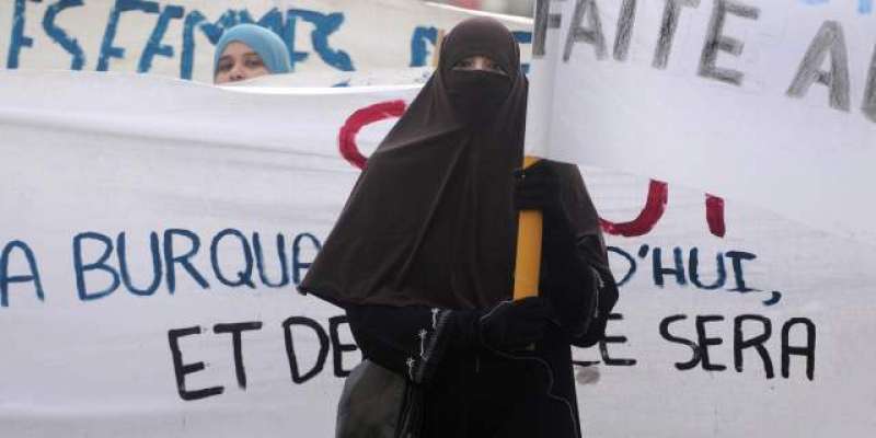 فرانسیسی عدالت نے مسلم خواتین کے برقینی پہننے پرعائد پابندی معطل کردی، ..
