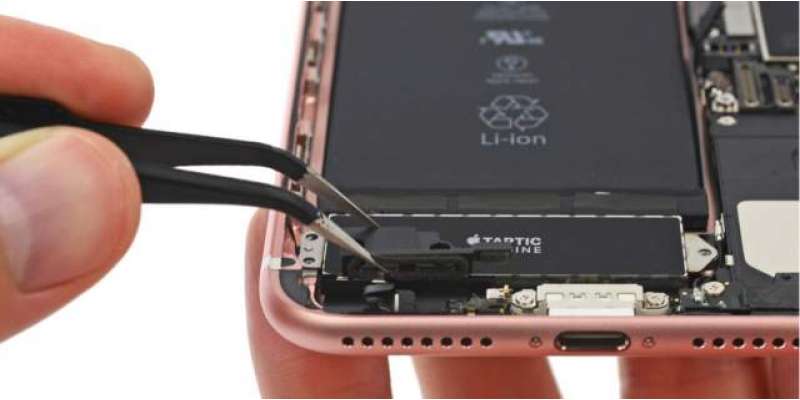 ایپل آئی فون 7 میں ہیڈ فون جیک کی جگہ ایک پلاسٹک کا پرزہ لگانے پر صارفین ..