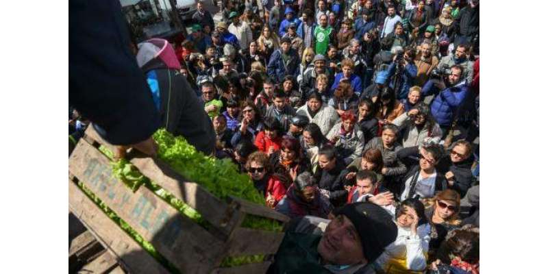 ارجنٹائن کے کسانوں کا انوکھا احتجاج ٗ سبزیاں مفت بانٹ دیں