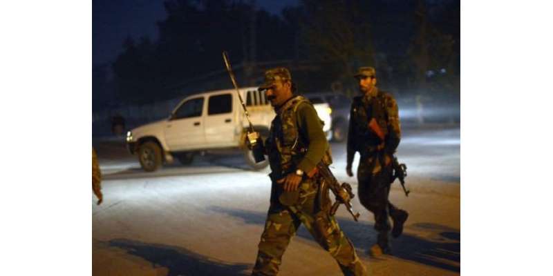 پشاور میں مسلح افراد کے حملے میں سادہ کپڑوں میں ملبوس سکیورٹی فورسز ..