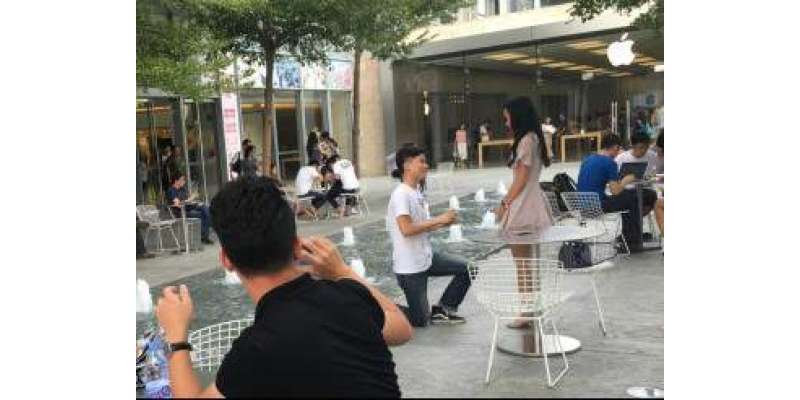 چین میں ایک نوجوان نے محبت کی نئی مثال قائم کر دی، نوجوان نے آئی فون ..