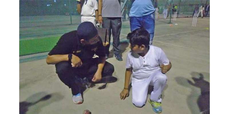 بحرین: ثقلین مشتاق کی کرکٹ کلینک میں شرکت، بچوں  کو باؤلنگ مفید ٹپس ..