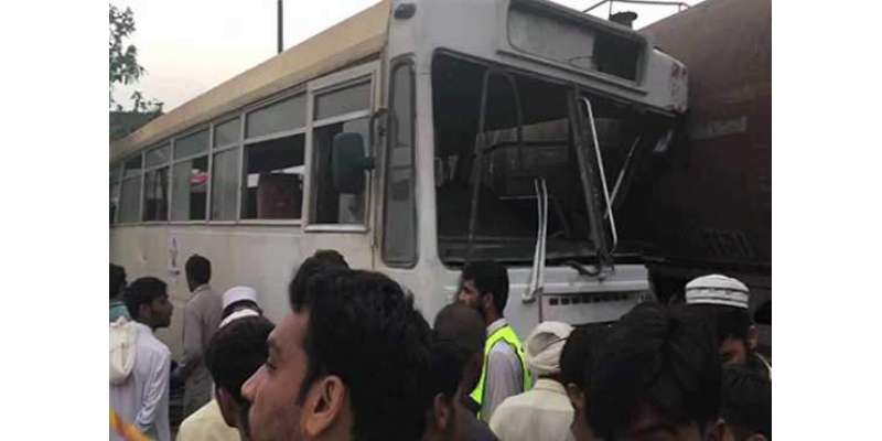 مال گاڑی کی فیکٹری بس کو ٹکر ، 4 افراد جاں بحق،15 زخمی