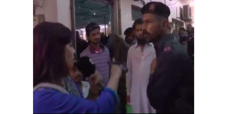 کراچی کے علاقے لیاقت آباد میں نادرا کے دفتر کے باہر خاتون رپورٹر کو ..