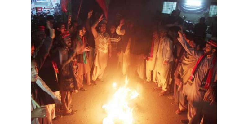 کراچی میں احتجاج کرنے والے تحریک انصاف کے کارکن آپس میں گھتم  گھتا ہو ..