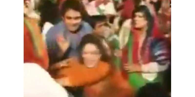 تحریک انصاف کے جلسے میں خواتین کارکن آپس میں الجھ پڑیں، ایک دوسرے پر ..
