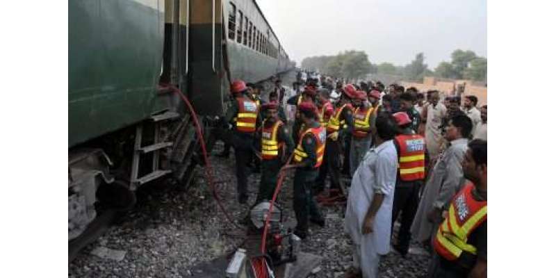 قصور کے قریب ٹرین کی کرین کو ٹکر٬ ڈائیور سمیت تین افراد زخمی