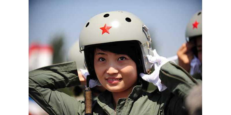 چین میں جے 10 لڑاکا طیارہ اڑانے والی پہلی خاتون پائیلٹ تربیتی مشقوں ..