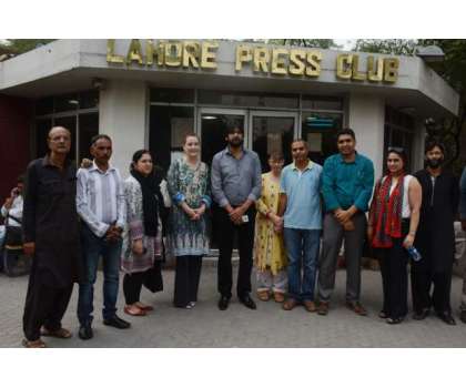 یوایس ایڈپنجاب کی ڈائریکٹر Allison MacFarlane کا لاہور پریس کلب کا دورہ
