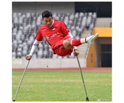 ایک ٹانگ سے  معذورنوجوان  فٹ بالر چین کا سپر سٹار بن گیا