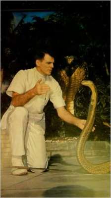 173 بار زہریلے سانپوں کے کاٹنے کے باوجود حیرت انگیز شخص کی وفات 100 کی ..