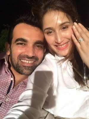 ظہیر خان نے اداکارہ سگاریکا گھاتگے کے ساتھ اپنی منگنی کا اعلان کردیا